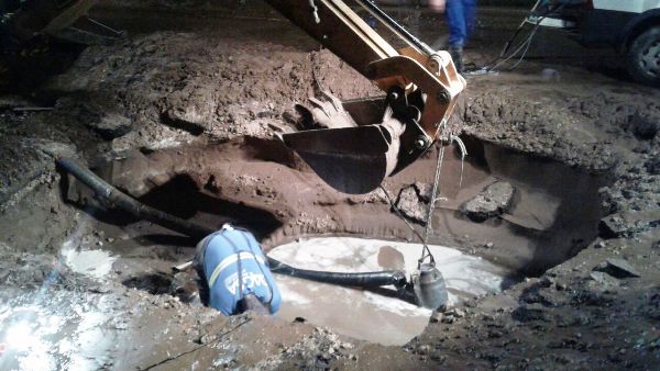 Calle Bolivia: corte de agua por desmoronamiento