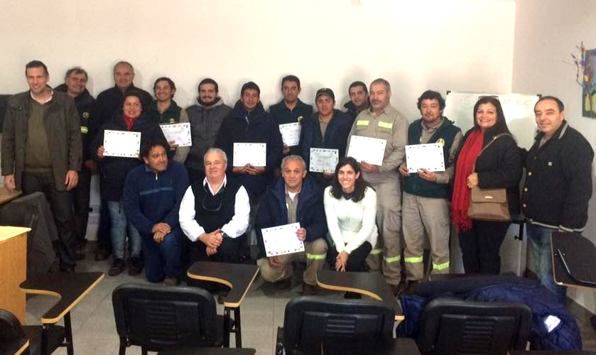 Primera mujer operaria en tendido de líneas eléctricas en una cooperativa de electricidad