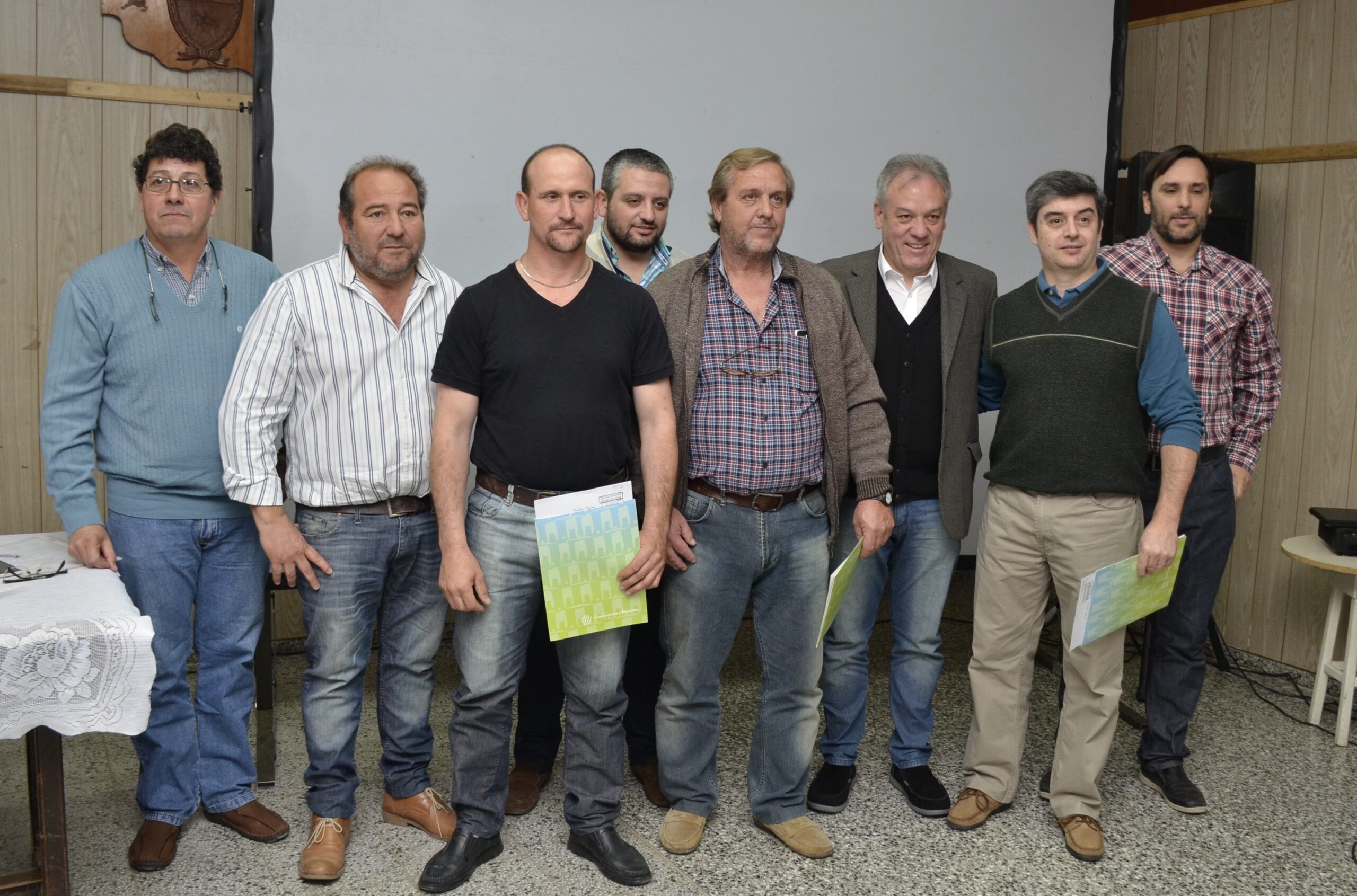 Bernardo Larroudé se sumó a la entrega de créditos para emprendimientos productivos