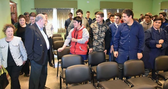 Verna y Garello con alumnos de la EPET N° 7 de Intendente Alvear