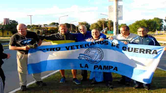PANADERO FUEGUINO CAMINA DESDE LA QUIACA HACIA USHUAIA PARA CONCIENTIZAR SOBRE LA BASURA EN LAS RUTAS