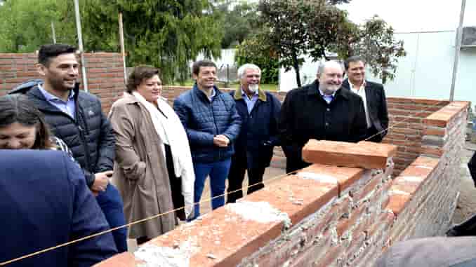Metileo: El gobernador inauguró obras, equipamiento y entregó créditos para la construcción