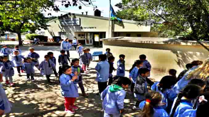 General Villegas: Entrega de diferentes juegos destinados a los patios de la Institución