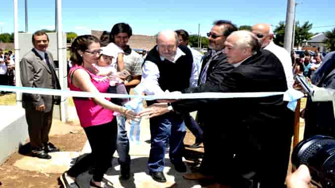El gobernador encabezó actos de inauguraciones y entrega de viviendas en Victorica