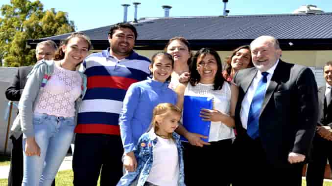 El gobernador encabezó entrega de viviendas en Dorila