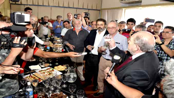 El gobernador brindó con la Prensa