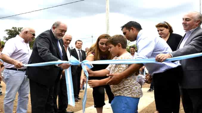 El Gobernador entregó viviendas en Adolfo Van Praet