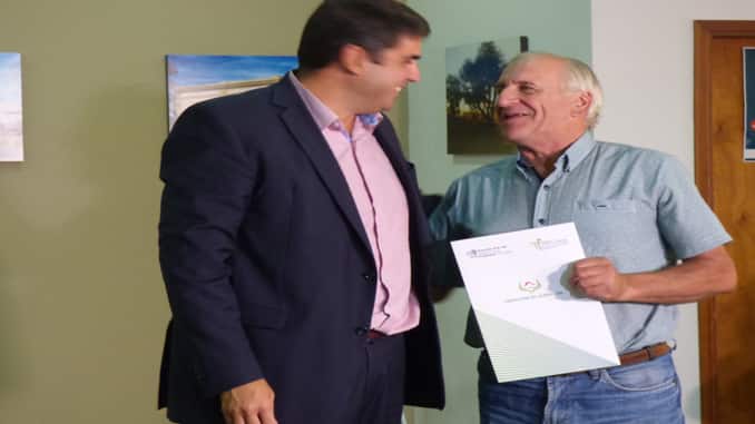 El ministro Bensusán entregó escrituras en el marco del programa de Protección de la Vivienda en Embajador Martini