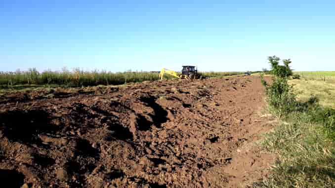 EL MUNICIPIO DE INTENDENTE ALVEAR, REALIZA TAREAS EN CAMINOS VECINALES