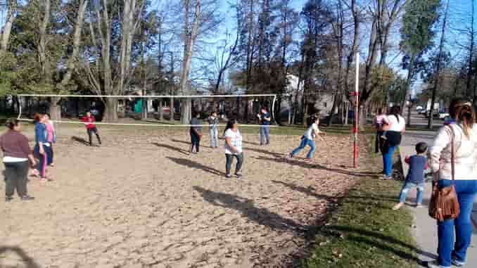 Actividad para los chicos con juegos, en el Poli Deportivo Municipal