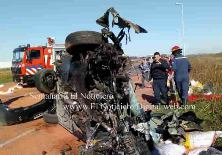América: Terrible accidente entre un automóvil y un camión con acoplado