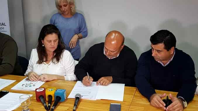 Importante firma de convenios con intendentes