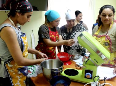 Se ejecuta el programa “En desarrollo” con capacitación en pastelería en Intendente Alvear