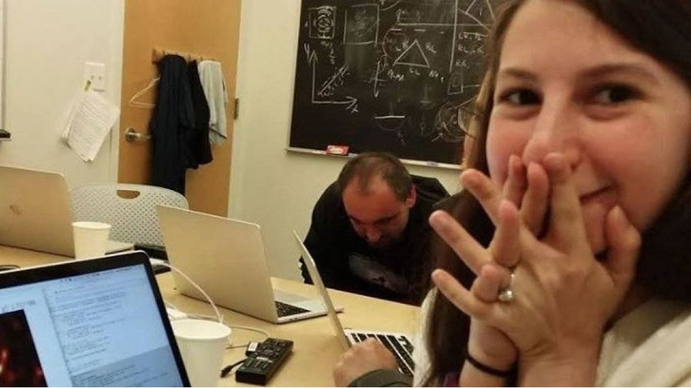 Gracias a Katie Bouman el mundo conoce cómo es un agujero negro
