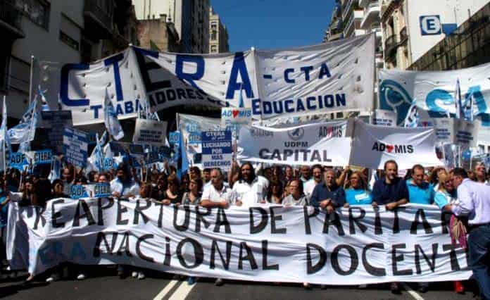 Elevan el salario inicial docente a $ 23 mil en todo el país