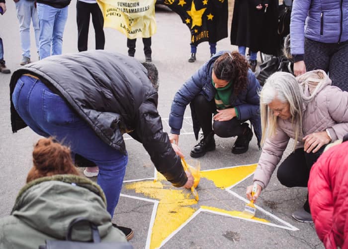 Gral. Pico: Se Pintaron estrellas amarillas para recordar la memoria de dos víctimas de tránsito