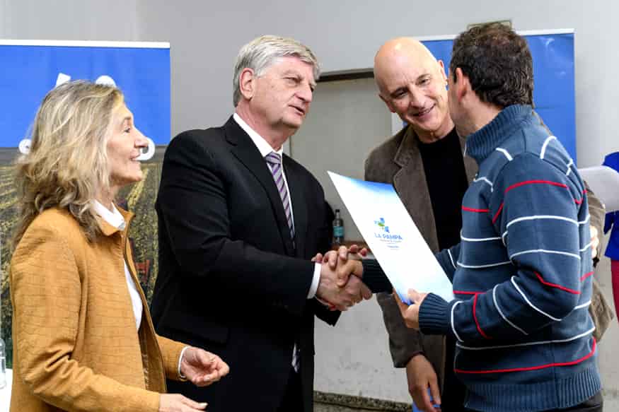 Sergio Ziliotto encabezó el acto de entrega de 46 créditos de Promoción Económica, tres para Alvear
