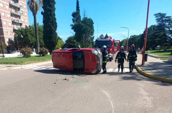 Intendente Alvear: choque vehicular en pleno centro