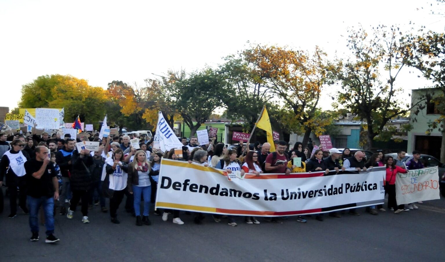 Gral. Pico: Multitudinaria manifestación en defensa de la universidad pública