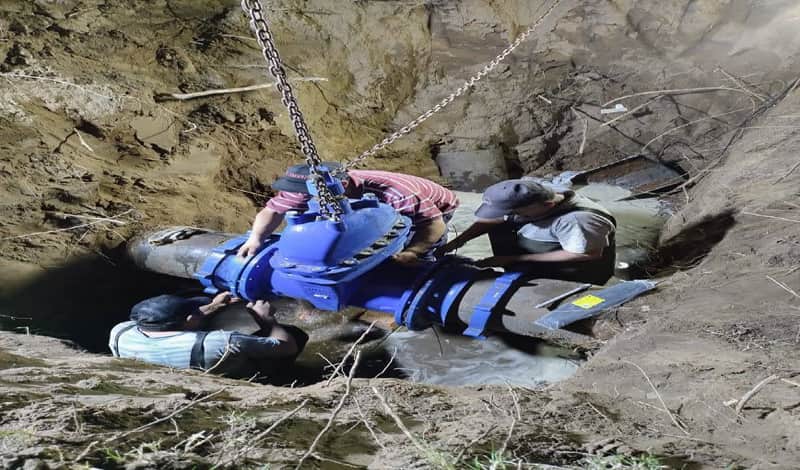 EL MUNICIPIO COLOCÓ UNA NUEVA VÁLVULA EN EL CAÑO MAESTRO QUE ABASTECE DE AGUA A LA CIUDAD