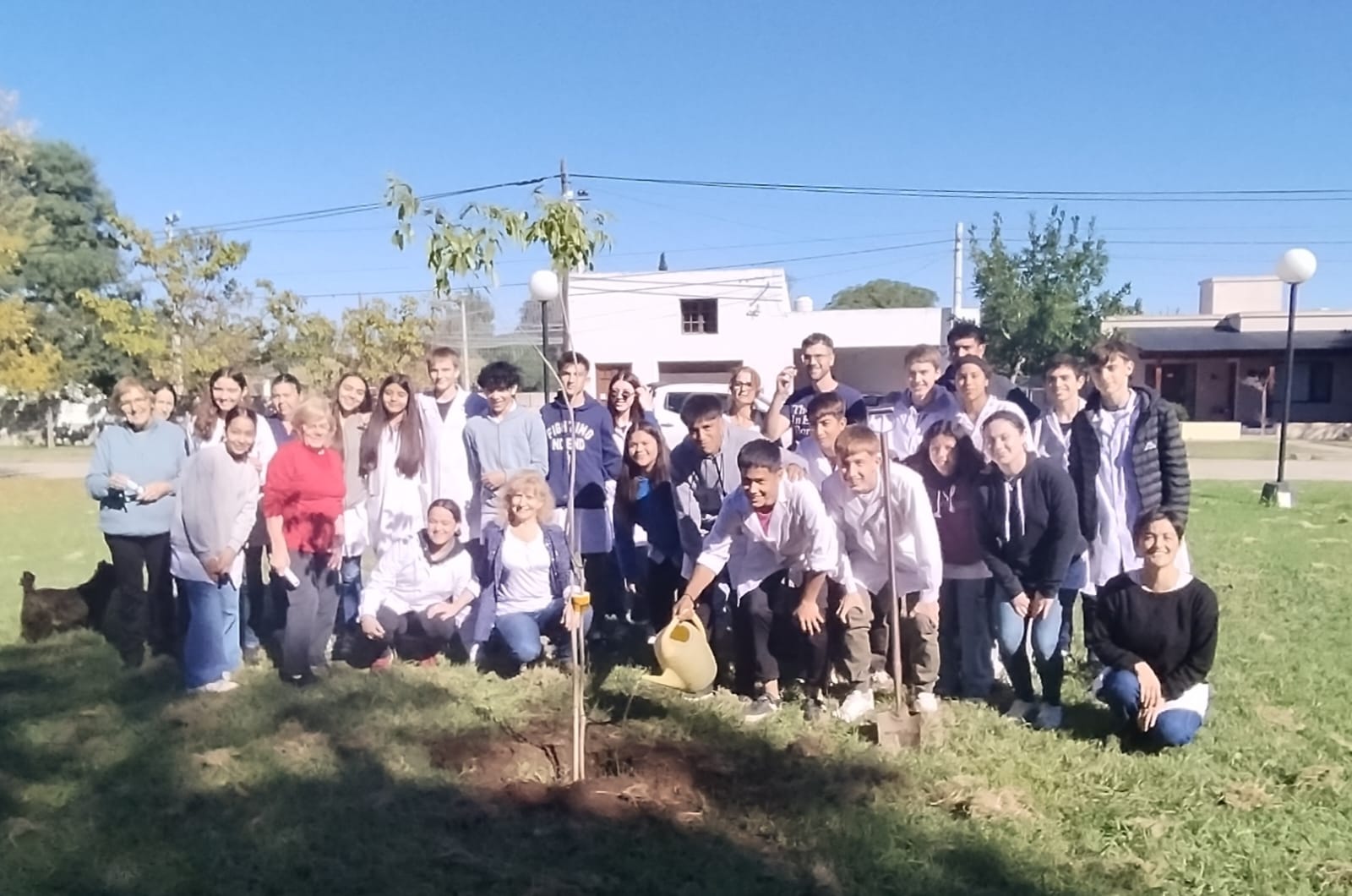 Alumnos de Banderalo plantan árbol en Día Mundial de la Tierra