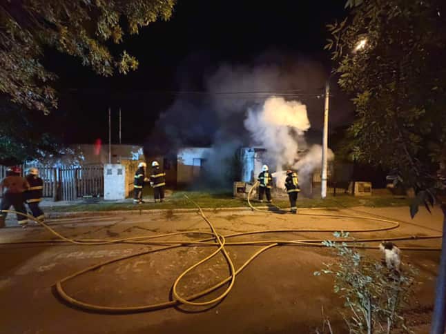 Incendio de magnitud en Intendente Alvear: el rápido accionar de bomberos evitó una tragedia mayor