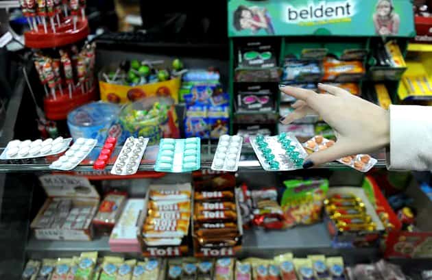 Blísteres entre caramelos: la perversa ruta del descontrol de medicamentos en los kioscos