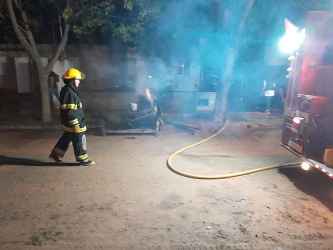 Devastador incendio destruyó una vivienda en el barrio Eco Parque